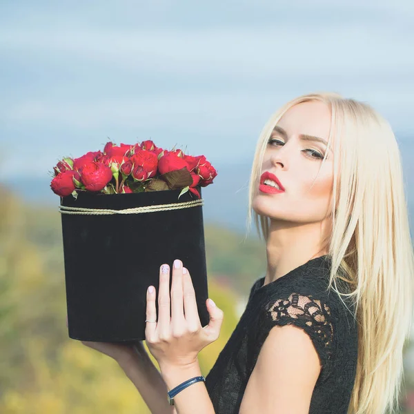 Linda chica con flores en caja — Foto de Stock