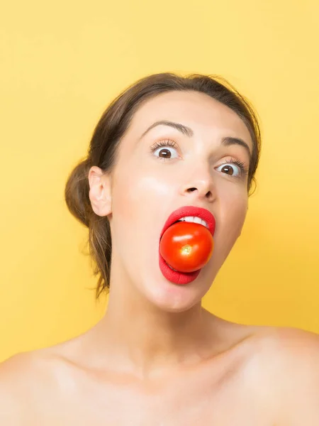 Ładna dziewczyna z czerwony pomidor — Zdjęcie stockowe