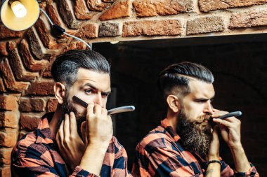 Aynanın yanında jileti olan adam.