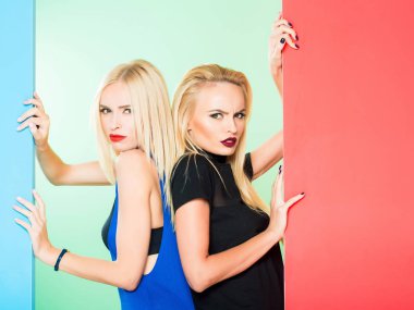 İki güzel kız poz