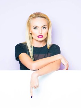 Kırmızı dudaklı güzel kız.