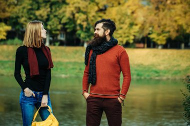 Sonbahar parkında genç bir çift