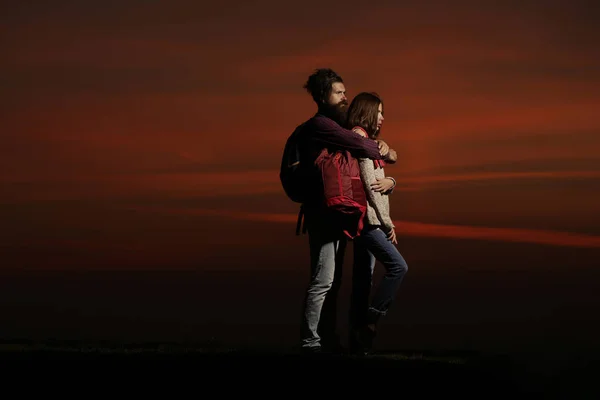 Paar in der Dämmerung umarmen — Stockfoto