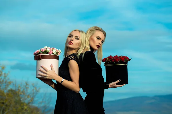 Chicas bonitas con flores en caja —  Fotos de Stock