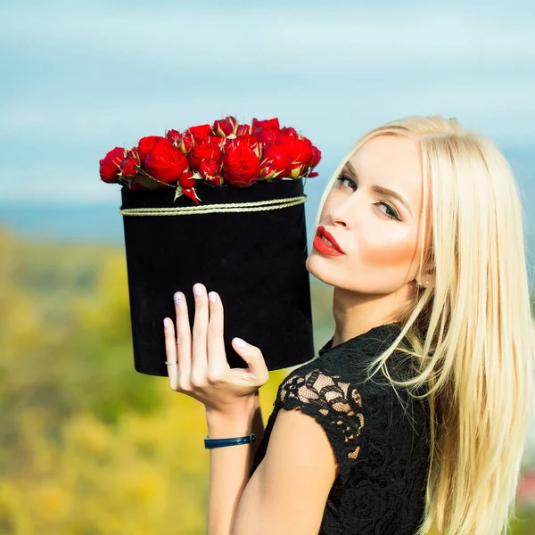 Linda chica con flores en caja —  Fotos de Stock