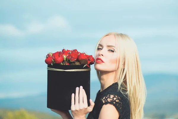 Mooi meisje met bloemen in doos — Stockfoto
