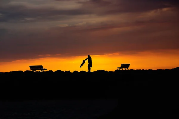 Pai e filho no pôr do sol — Fotografia de Stock