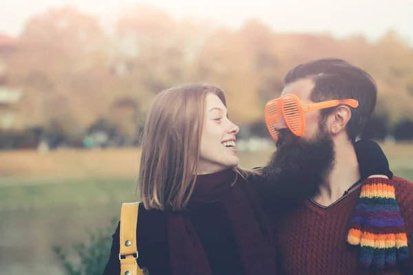 Jovem casal no parque de outono — Fotografia de Stock