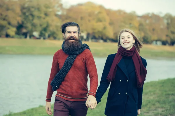 Jovem casal no parque de outono — Fotografia de Stock