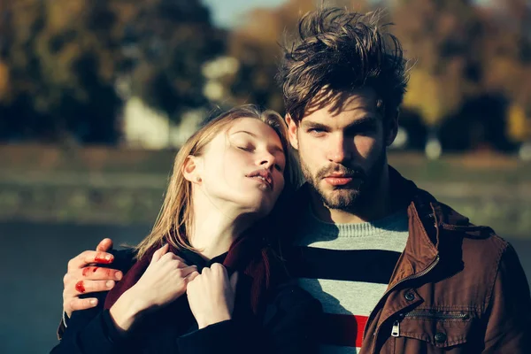 Jovem casal no parque de outono — Fotografia de Stock