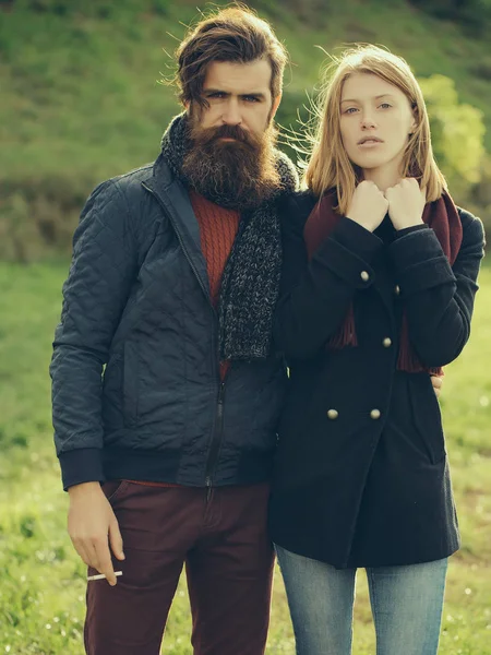 Pareja joven en otoño parque — Foto de Stock