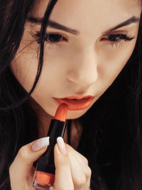 kız dudak boyaları