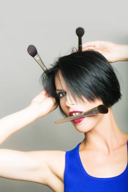 fırçalar ile güzel kız