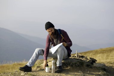 dağ tepe üzerinde sakallı adam