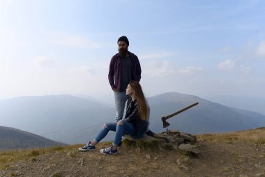 Dağın tepesinde Çift