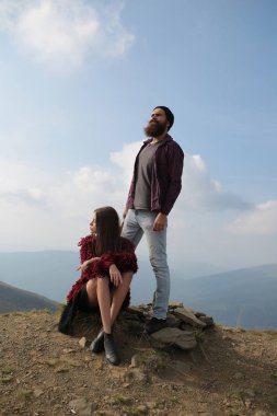 Genç çift dağ sahne gözlemlemek