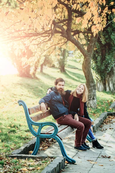 Νεαρό ζευγάρι στο πάρκο φθινόπωρο — Φωτογραφία Αρχείου