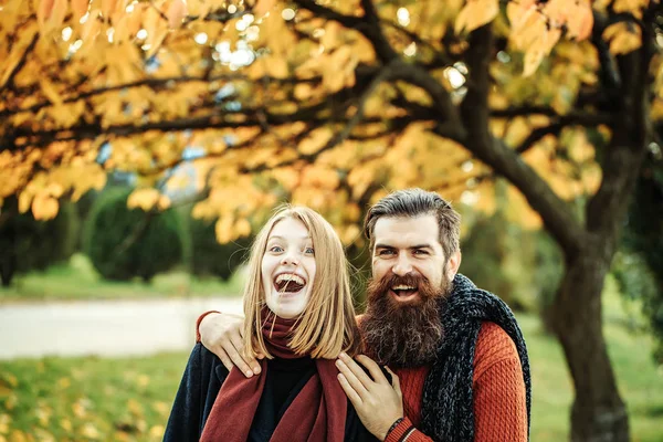 가을 공원의 젊은 부부 — 스톡 사진