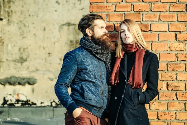 Junges Paar in der Nähe von Ziegelmauer — Stockfoto