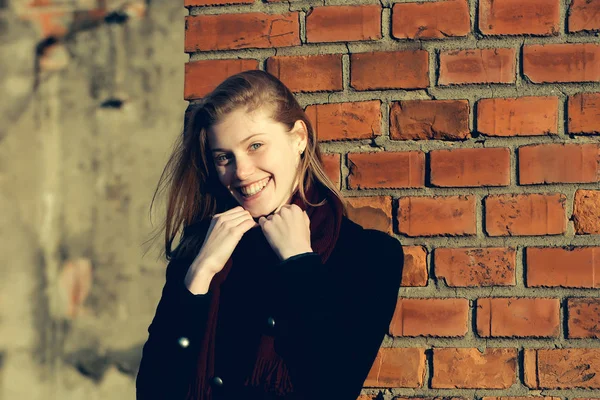 Young woman near brick wall — Stock Photo, Image