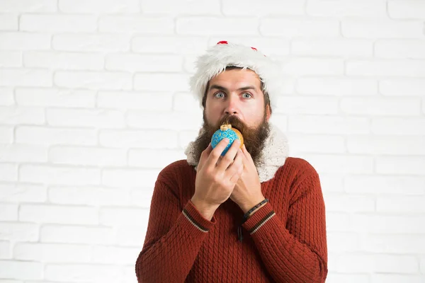 Kerst man met decoratieve ballen — Stockfoto
