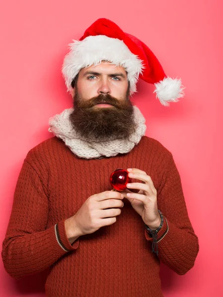 Hombre de Navidad con bola decorativa — Foto de Stock