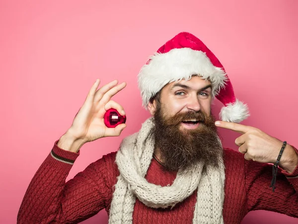 Hombre de Navidad con bola decorativa —  Fotos de Stock