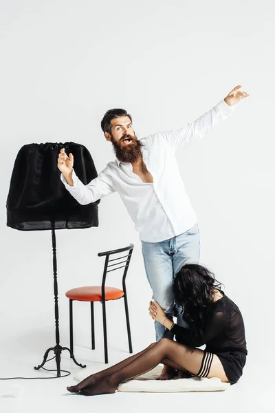 Casal no fundo do estúdio branco — Fotografia de Stock