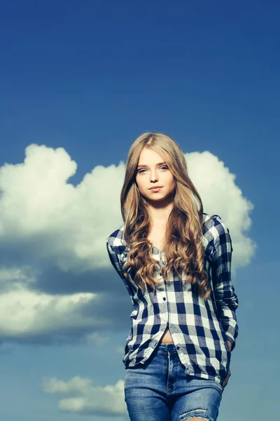 Menina bonita no céu azul — Fotografia de Stock