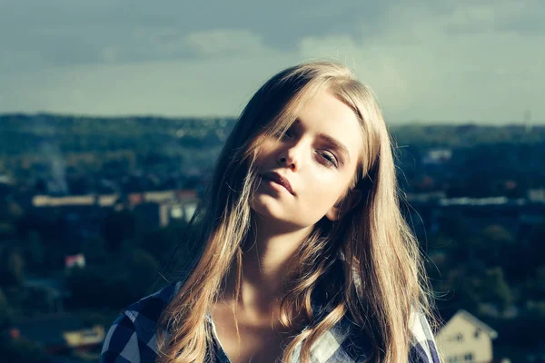 Menina bonita com cabelo loiro — Fotografia de Stock