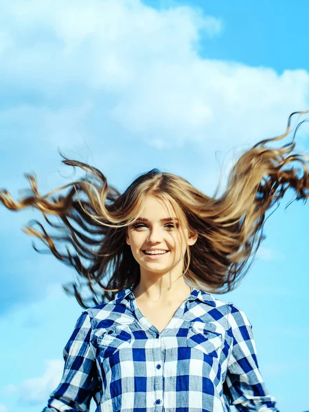 Söt flicka hoppar leende — Stockfoto