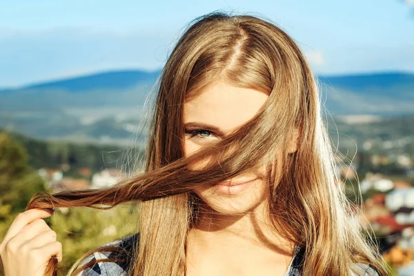 Jolie fille aux cheveux longs — Photo