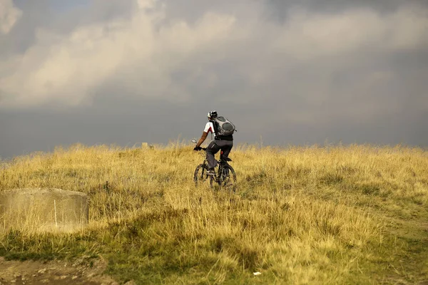 Człowiek rowerzysta jeździ na rowerze górskim — Zdjęcie stockowe