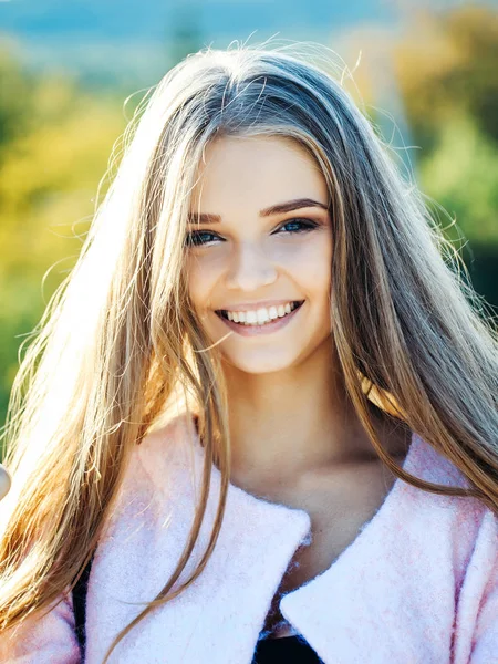 Pretty girl smiles outdoors — Stock Photo, Image