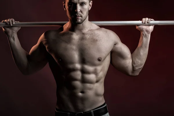 Hombre muscular con travesaño — Foto de Stock