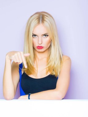 Kırmızı dudaklı güzel kız.