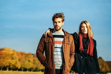 Sonbahar parkında genç bir çift