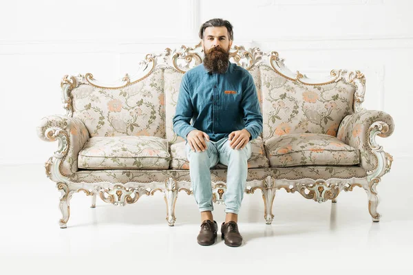 Yakışıklı sakallı adam kanepede — Stok fotoğraf