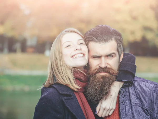 Pareja joven en otoño parque — Foto de Stock