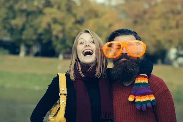 Young couple in autumn park — Stock Photo, Image