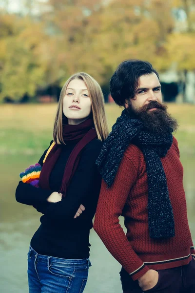 Young couple in autumn park — Stock Photo, Image