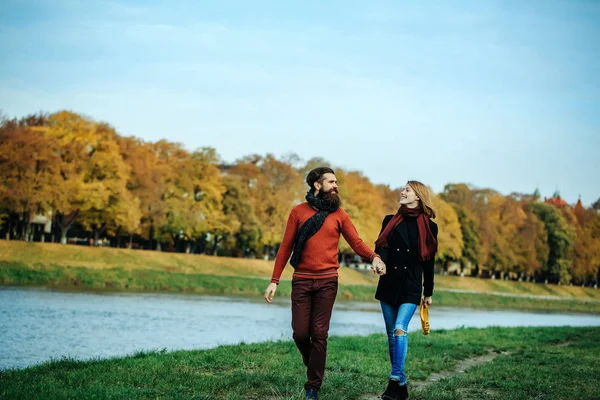 Giovane coppia nel parco autunnale — Foto Stock