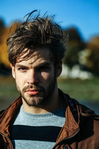 Handsome man in autumn park — Stock Photo, Image