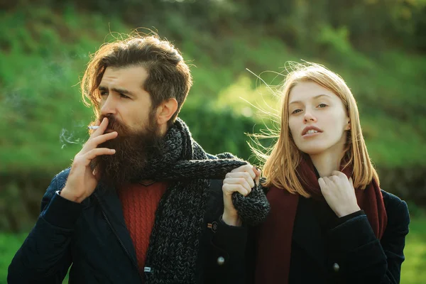 Jovem casal no parque de outono — Fotografia de Stock