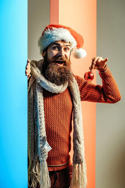 Hombre de Navidad con bola decorativa —  Fotos de Stock