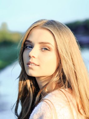 Uzun Saçlı Güzel Kız