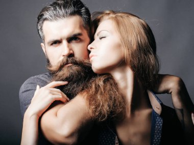 seksi erkek ve kadın kucaklayan