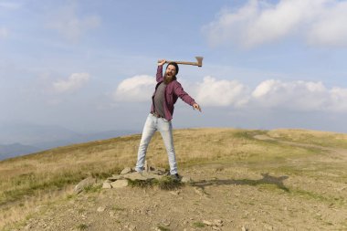 Dağda baltalı sakallı adam