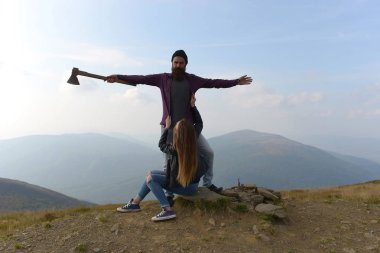 Dağın tepesinde Çift