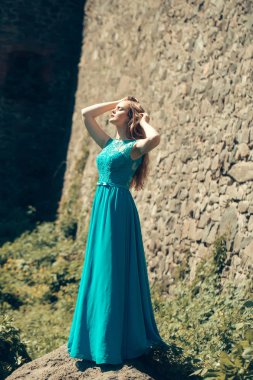 mavi elbiseli güzel kız
